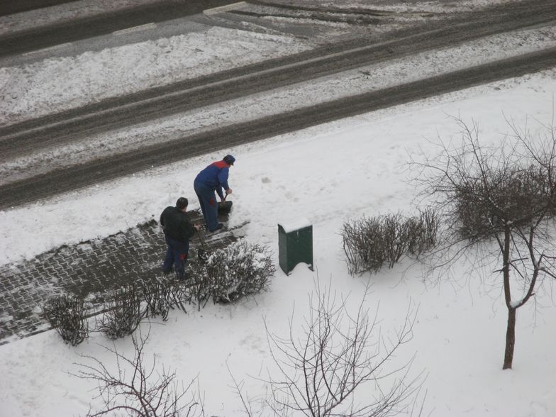 Kto odpowiada za odśnieżanie pod blokiem? Upadek na chodniku może kosztować nawet 30 tys. zł