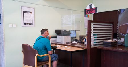 Emerytury najszybciej jak się da. Polacy nie chcą pracować, więc tracą finansowo