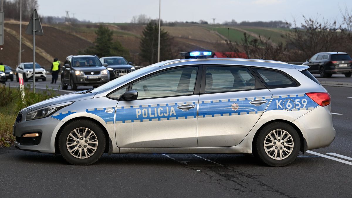 Przemyśl, 21.12.2024. Policja na drodze wjazdowej do Przemyśla, 21 bm. Prowadzone są działania po nocnej strzelaninie do której doszło w Kniażycach w gminie Fredropol. ***Do tego materiału zdjęciowego dostępna jest również depesza w systemie CSI, pt.: Przemyska policja prowadzi działania po nocnej strzelaninie*** (ad) PAP/Darek Delmanowicz