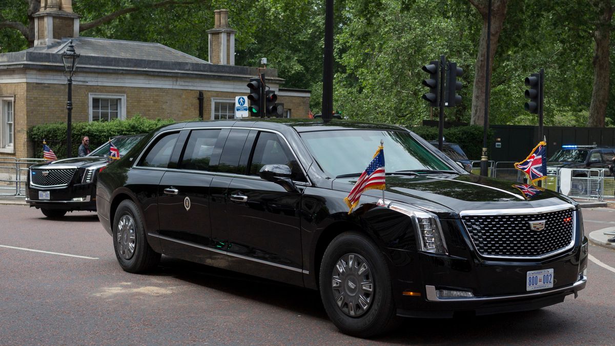 Podczas zagranicznych wizyt prezydentowi USA towarzyszą dwie opancerzone limuzyny