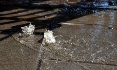 Awaria wodociągu w Łodzi. Ulicami płynie rzeka