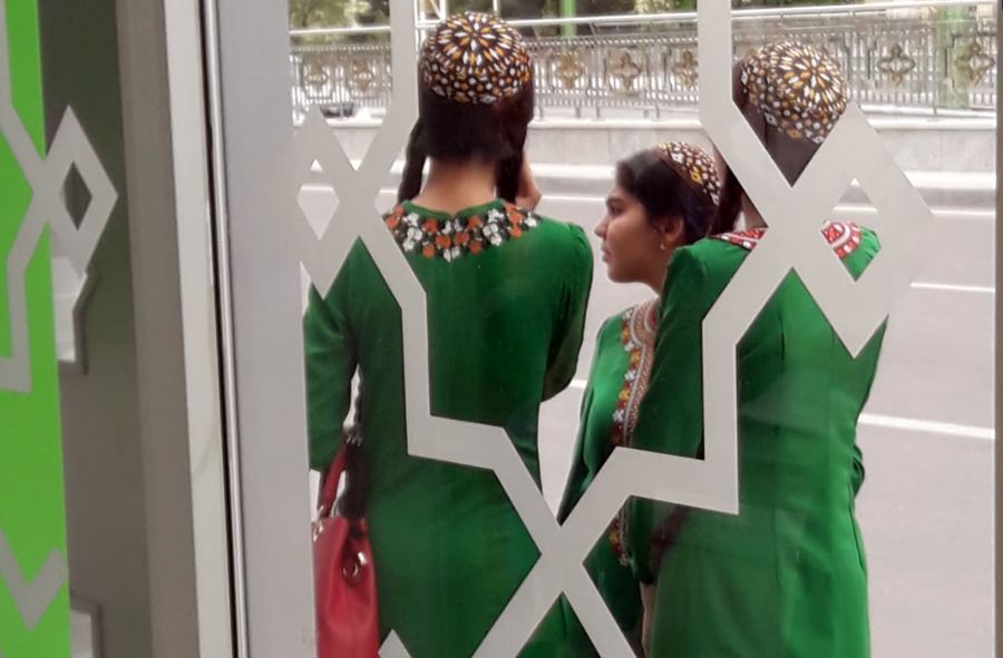 Władze Turkmenistanu ingerują w nietykalność cielesną nastolatek.