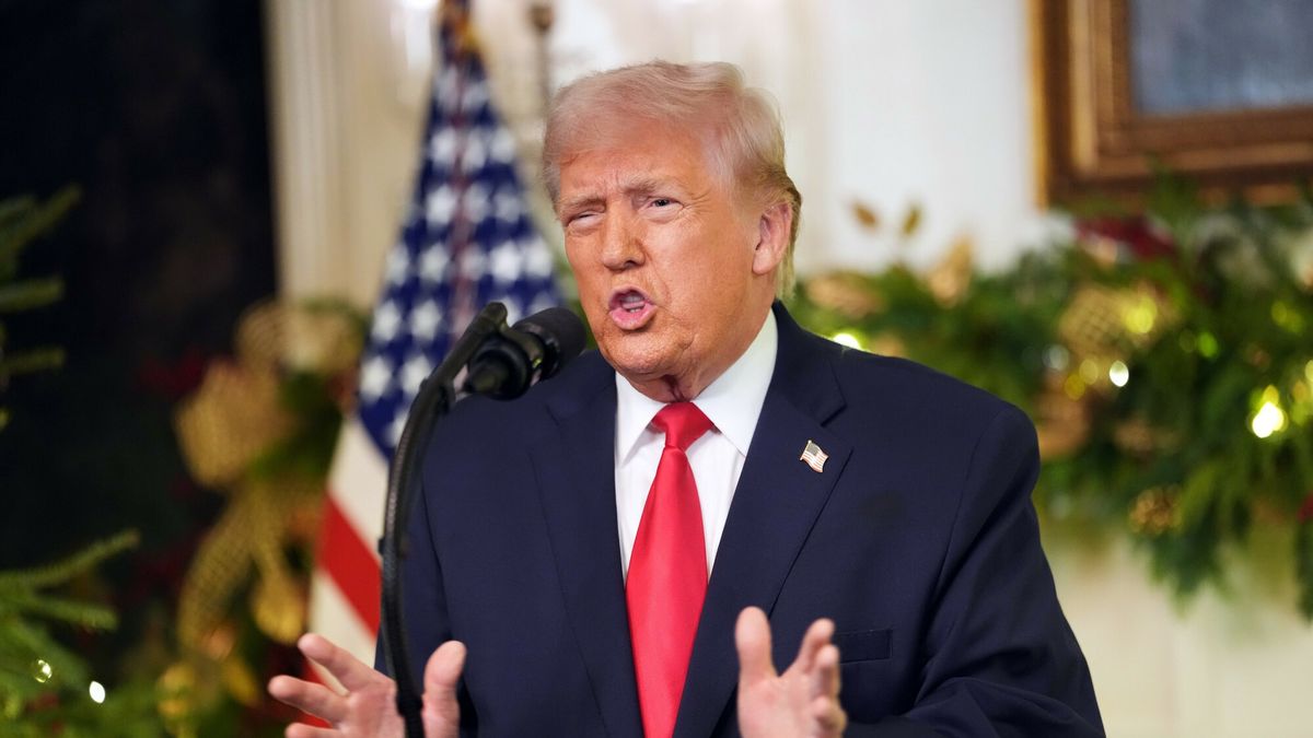 Prezydent Trump wyg?osi? or?dzie do narodu
President Donald Trump speaks during an address to the nation from the Diplomatic Reception Room at the White House, Wednesday, Dec. 17, 2025, in Washington. (Doug Mills/The New York Times via AP, Pool)
Doug Mills