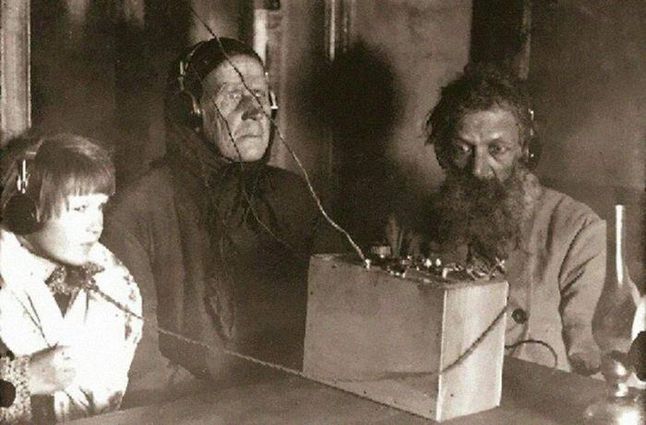 Chłopi słuchający radio po raz pierwszy. Rosja, 1928.