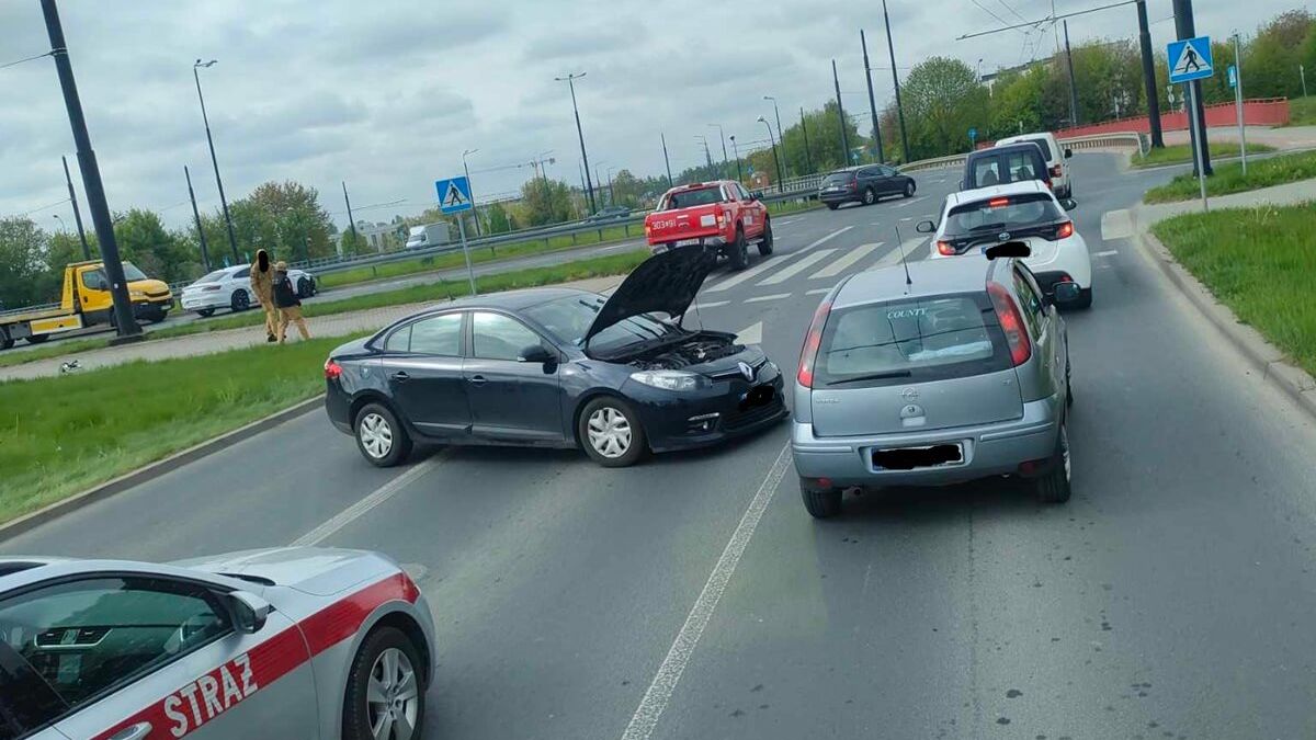 Zderzenie volkswagena z renaultem na rondzie nad al. Witosa