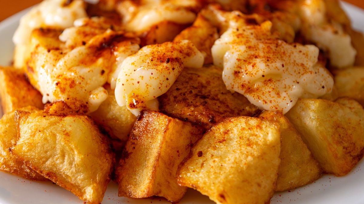 Patatas bravas z sosem czosnkowym