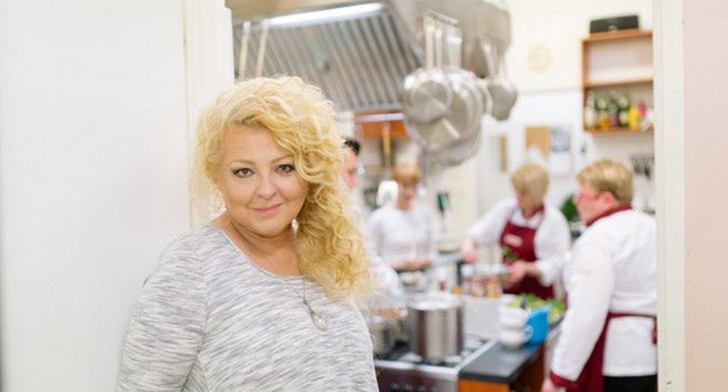 „Kuchenne rewolucje” straciły 300 tys. widzów. TVN liderem w grupie komercyjnej