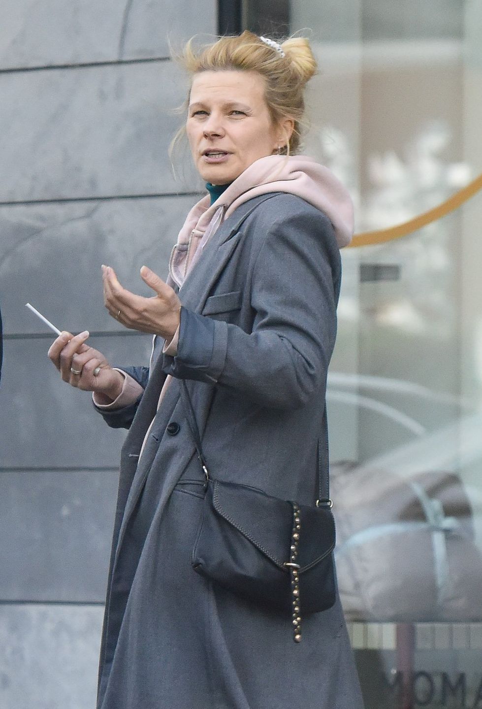 Naturalna Anna Głogowska na spacerze z papierosem