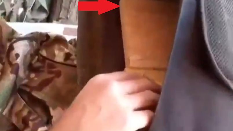 Rosyjski żołnierz sprawdza dostarczoną kamizelkę kuloodporną, która zamiast płyt balistycznych miała kawałki desek. 
