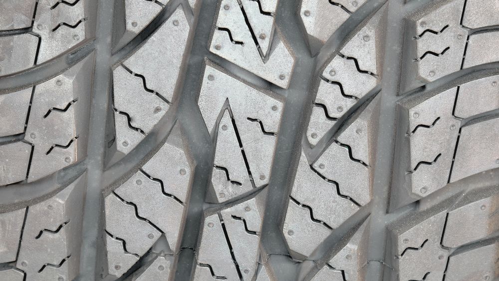 Zdjęcie bieżnika opony (fot. Shutterstock / Thananya Apiromyanon)