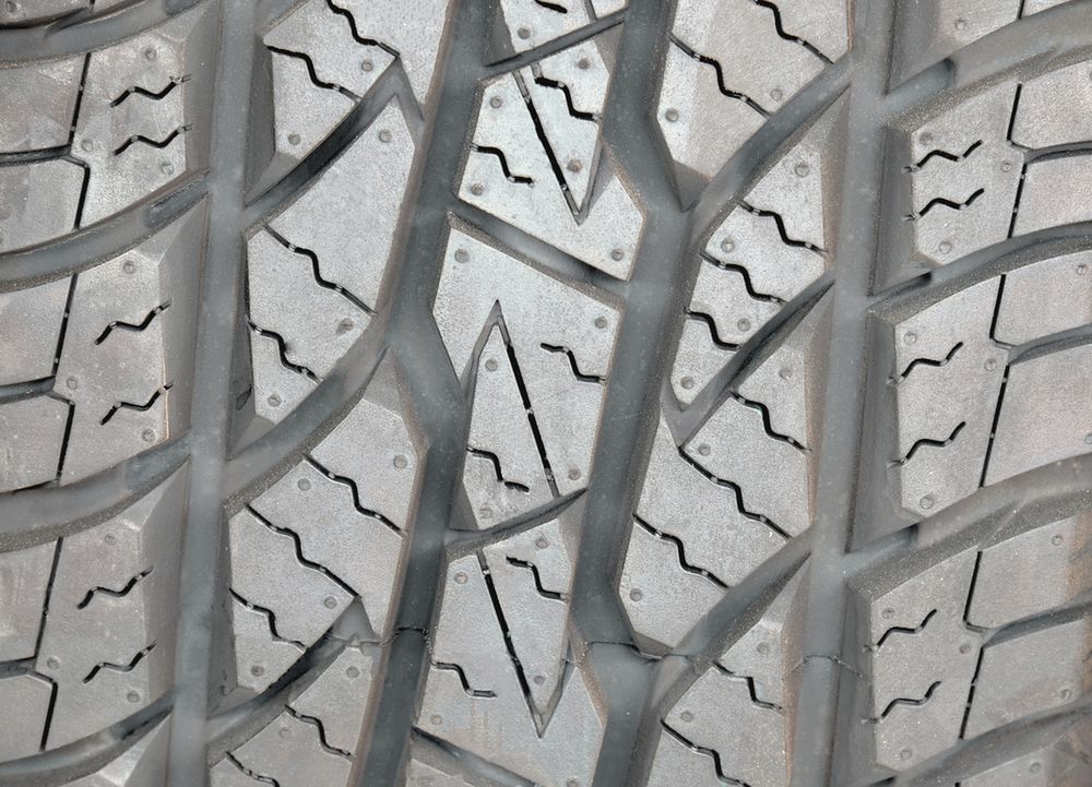Zdjęcie bieżnika opony (fot. Shutterstock / Thananya Apiromyanon)