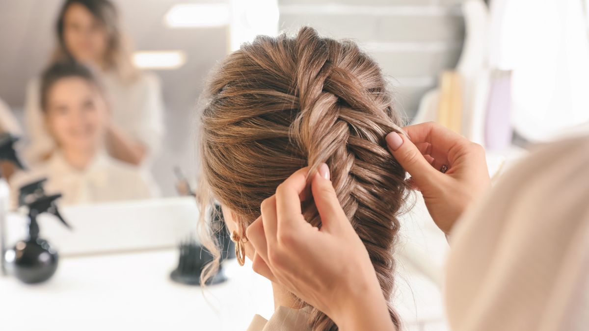 Warkocz dobierany to fryzura polecana dla osób z dłuższymi włosami.