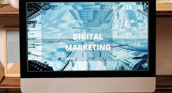 Ile zarabia się w sprzedaży i marketingu? Widełki są imponujące, ale szerokie