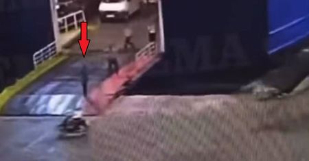 Skandaliczne wideo z Grecji. Zrzucili spóźnionego pasażera. Nie żyje