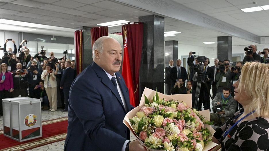 Presidential elections in Belarus
epa11854205 A handout photo made available by Belarus President press service shows Belarusian President Alexander Lukashenko (L) arriving to vote in the presidential elections at a polling station in Minsk, Belarus, 26 January 2025.  EPA/BELARUS PRESIDENT PRESS-SERVICE/HANDOUT HANDOUT HANDOUT EDITORIAL USE ONLY/NO SALESHANDOUT EDITORIAL USE ONLY/NO SALES 
Dostawca: PAP/EPA.
BELARUS PRESIDENT PRESS-SERVICE/HANDOUT HANDOUT
voting, elections, ballots, boxes