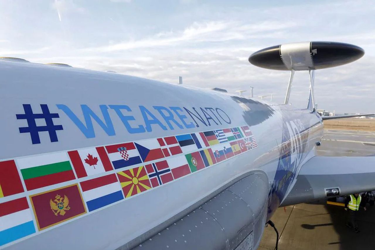 Samolot zwiadowczy AWACS należący do NATO na płycie lotniska