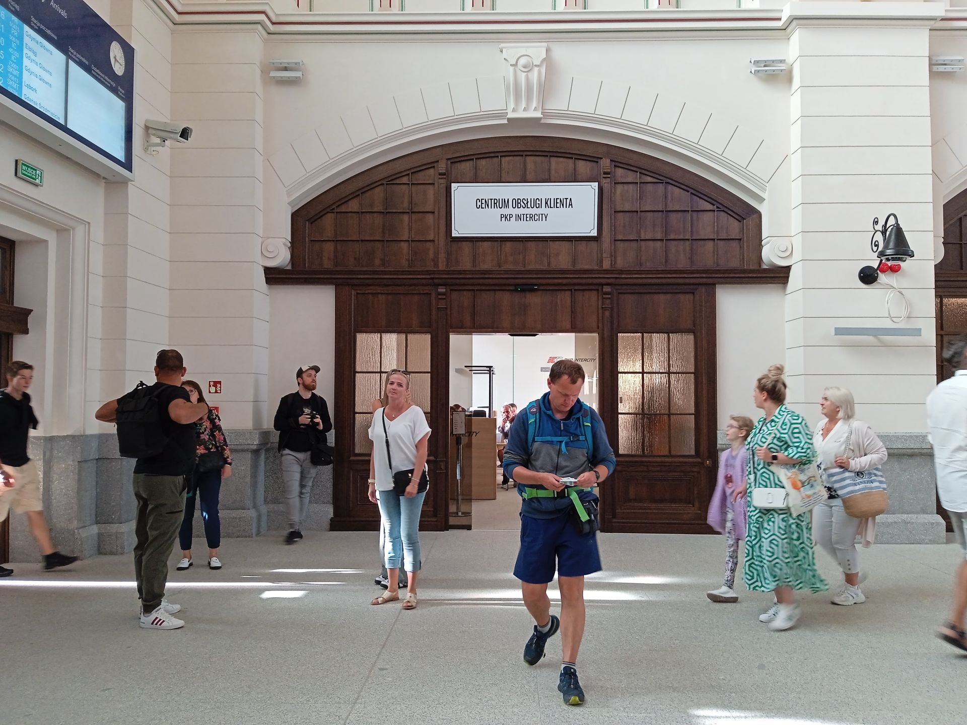 Dębowe witryny kas biletowych robią ogromne wrażenie