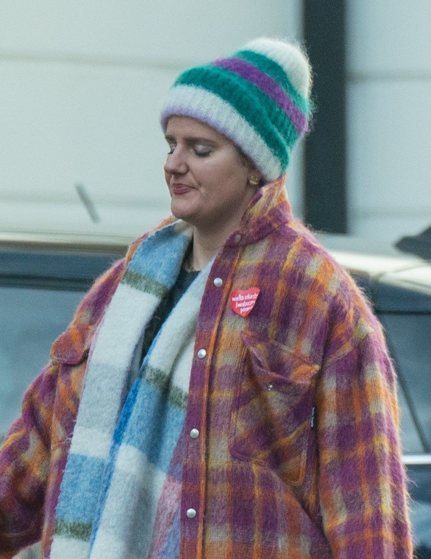 Naturalna Zofia Zborowska załatwia sprawunki na mieście 