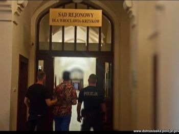 Wrocław. 26-latek zatrzymany z dużą ilością narkotyków. Ugryzł policjanta, próbował uciekać