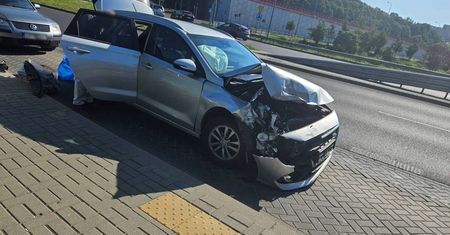 Zderzenie hyundaia z volkswagenem na rondzie w Lublinie. Jeden z kierowców wjechał na czerwonym świetle