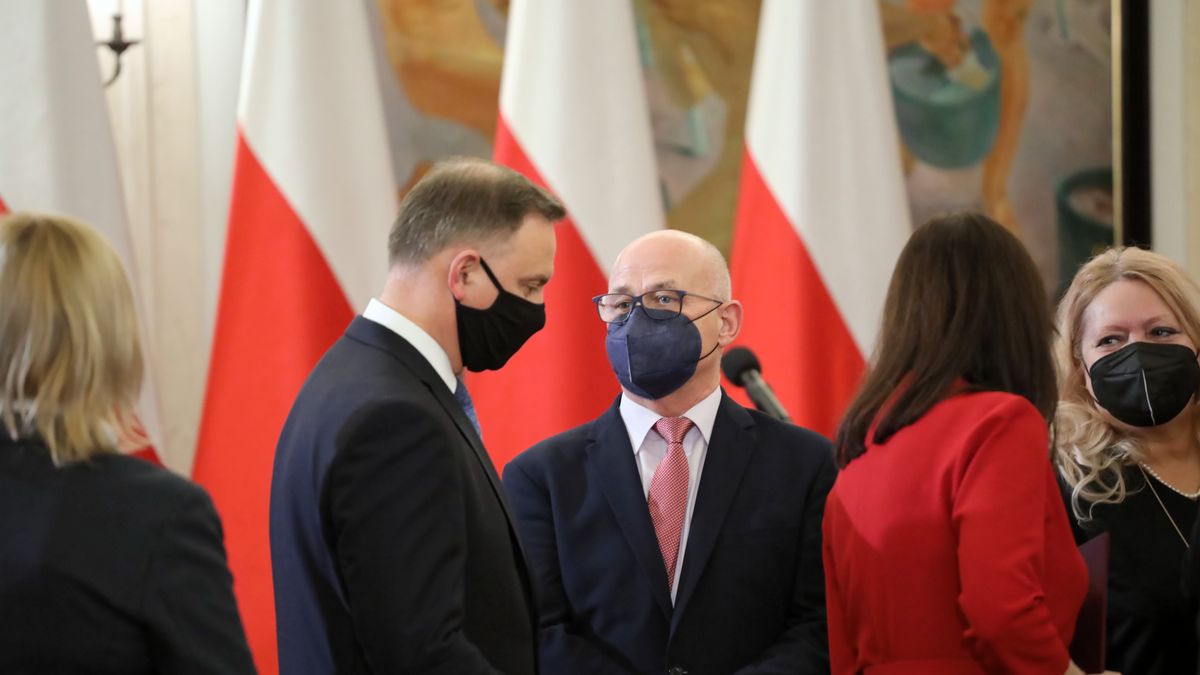 Warszawa, 07.12.2021. Prezydent RP Andrzej Duda (C-L), oraz przewodniczący OPZZ, przewodniczący RDS Andrzej Radzikowski (C-P) podczas uroczystości powołania nowych członków w skład Rady Dialogu Społecznego, 7 bm. w Pałacu Prezydenckim w Warszawie (jm) PAP/Wojciech Olkuśnik