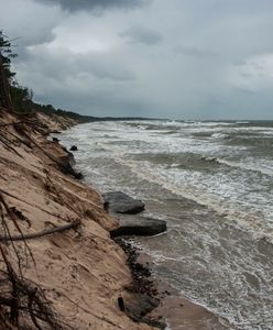 Sztorm na Bałtyku. Plaża "zniknęła", klif uszkodzony