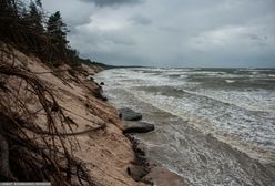 Sztorm na Bałtyku. Plaża "zniknęła", klif uszkodzony