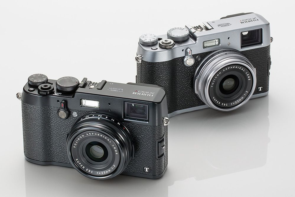 Fujifilm X100T w dwóch wersjach kolorystycznych: srebrnej oraz czarnej. Aparat trafi do sprzedaży w Polsce w grudniu 2014 r. w cenie ok. 5000 zł w zestawie z obudową.