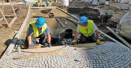 Kolejny etap prac na placu Litewskim. Trwa układanie kostki w alejkach