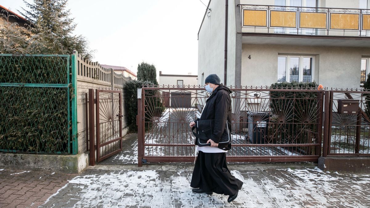 Kol?da 2022
Fot. Karol Porwich/East News, Czestochowa, 11.01.2022. Ksiadz podczas koledy u parafian.
Karol Porwich