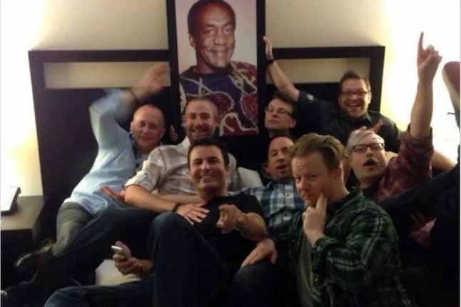 Pracownicy Blizzarda pozujący ze zdjęciem Billa Cosby'ego
