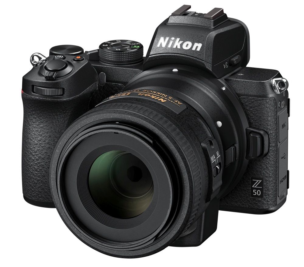 Nikon Z 50 z podłączonym lustrzankowym obiektywem DX
