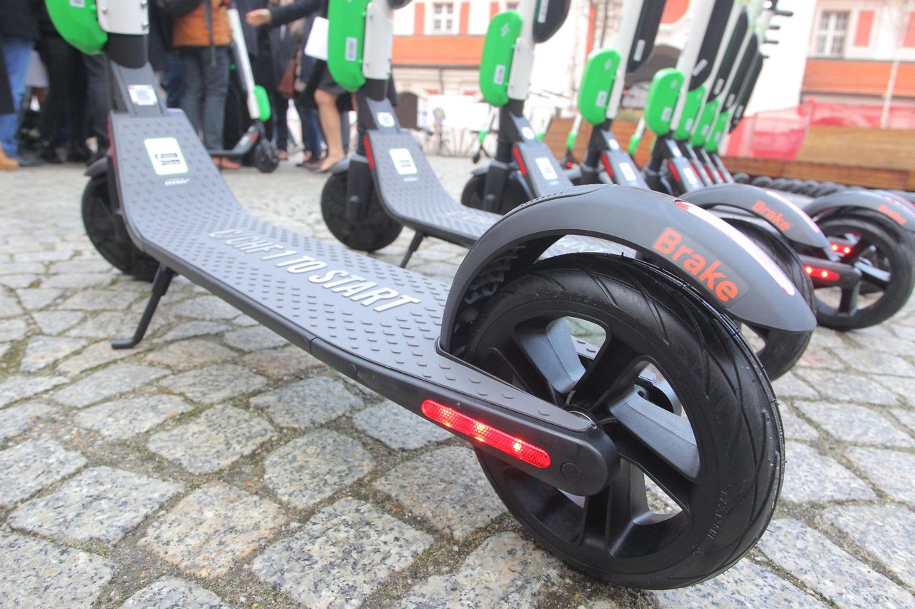 Tarnów: Policyjne kontrole użytkowników hulajnóg elektrycznych i rowerów