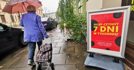 Niedziela handlowa. Biedronka otwiera kolejne placówki. Eksperci są ostrożni