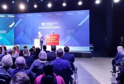 Przerwała Tuskowi. Weszła na scenę z transparentem