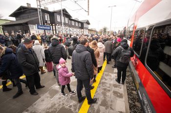 Tłumy na peronie polskiego uzdrowiska. Kolej wróciła po 14 latach