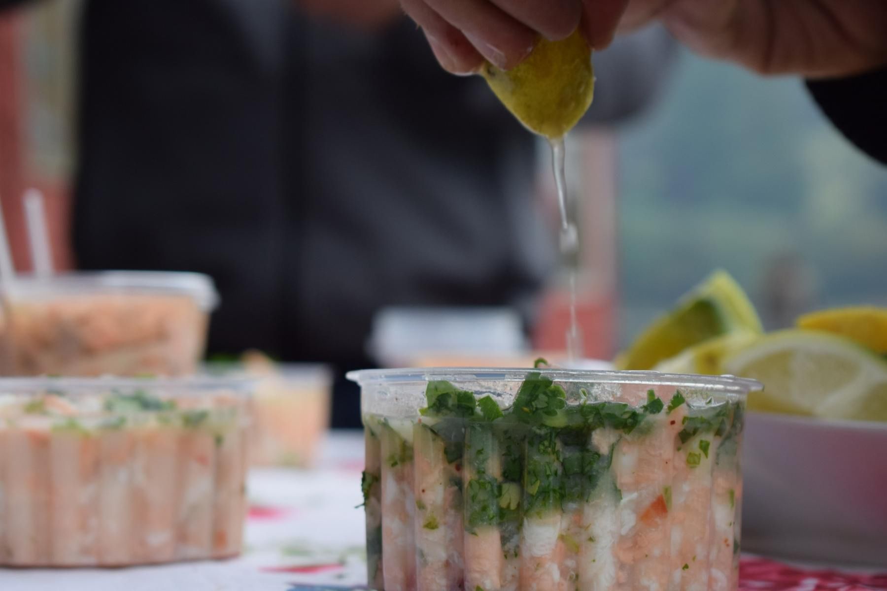 Ceviche bazuje na surowej rybie w marynacie z soku owoców cytrusowych 