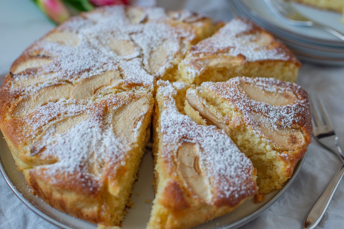 A slice of joy: Quick apple cake with oil recipe