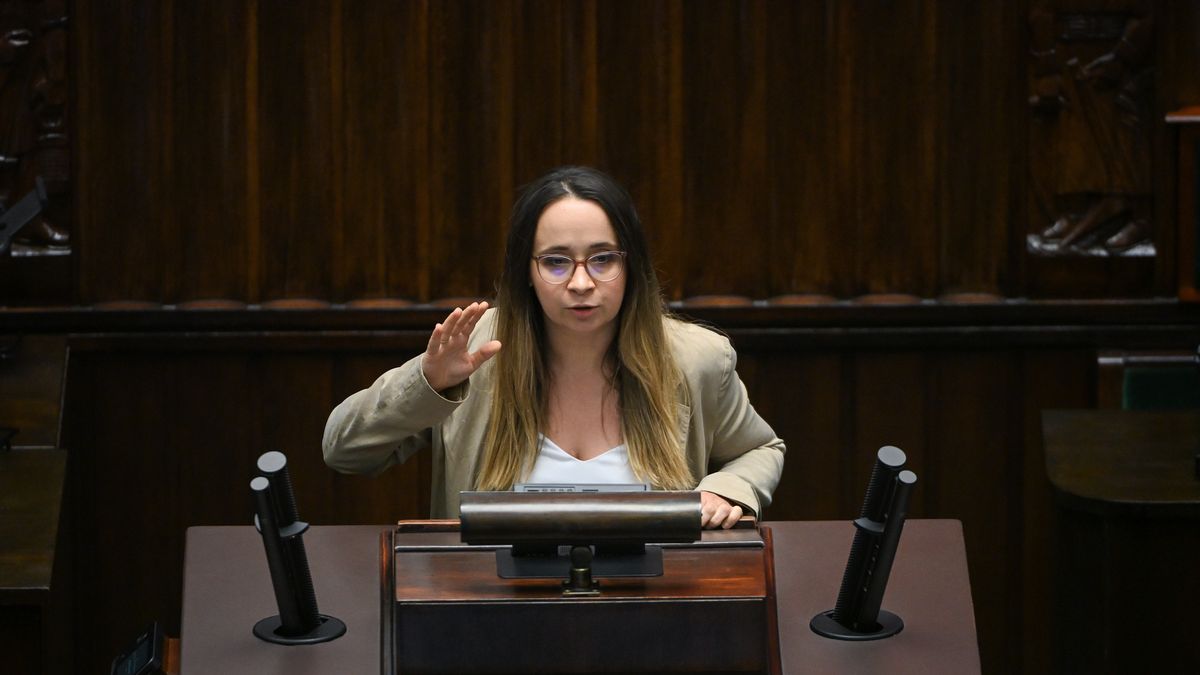 Posłanka Razem Marcelina Zawisza kpi z nowej daty rekonstrukcji
