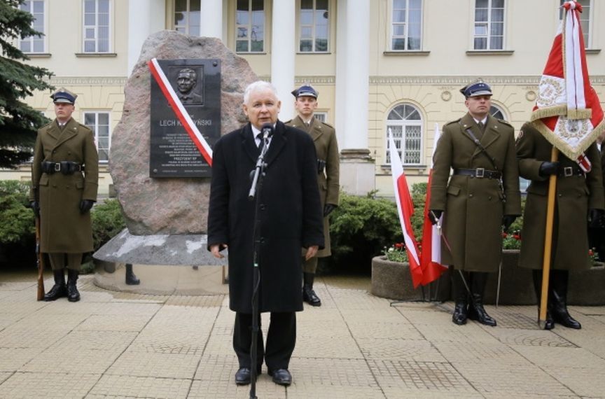 "Poległ w służbie ojczyzny". Odsłonięto tablicę upamiętniającą prezydenta