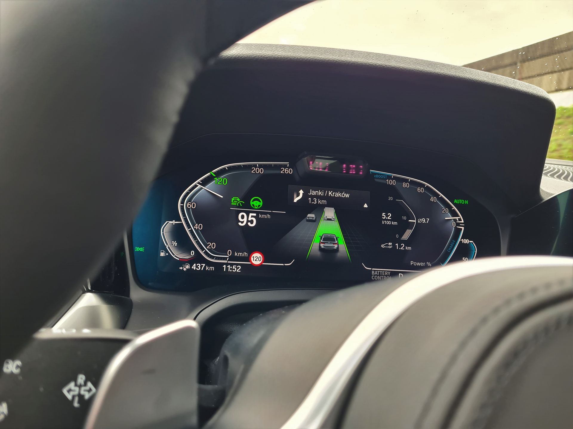 BMW 330e xDrive Touring: Hybryda plug-in oraz liczne systemy wsparcia 4