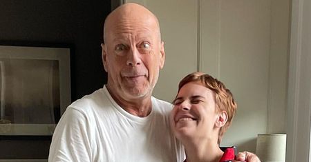 Cierpiący na demencję Bruce Willis pojawił się na 30. urodzinach córki. Demi Moore pokazała ich NOWE zdjęcie (FOTO)
