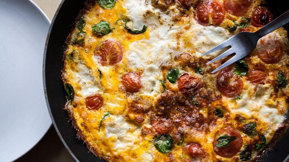 Omlet z pomidorami i mozzarellą