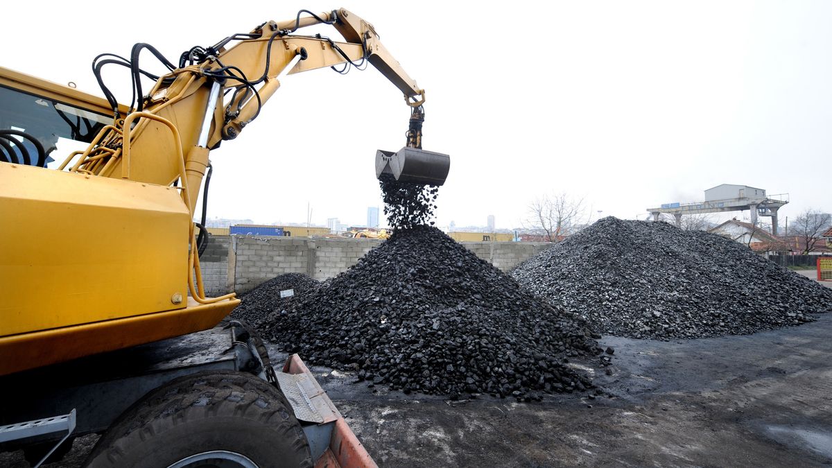 STOVARISTE UGLJA, UGALJ ZA OGREV, KREKA4.12.2009.FOTO: NIKOLA FIFIC
NIKOLA FIFIC
coal, mine, ore, mining, minerals, miner, coal man, sinker, industry, open, surface, pit, colliery, excavator, digger, machine, rotating, dredge, wheel, power, current, energy, source, combustion, digging, storage, space