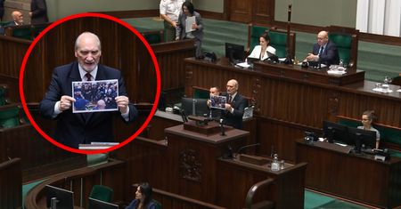 Macierewicz wtargnął na mównicę ze zdjęciem. Nagranie z Sejmu