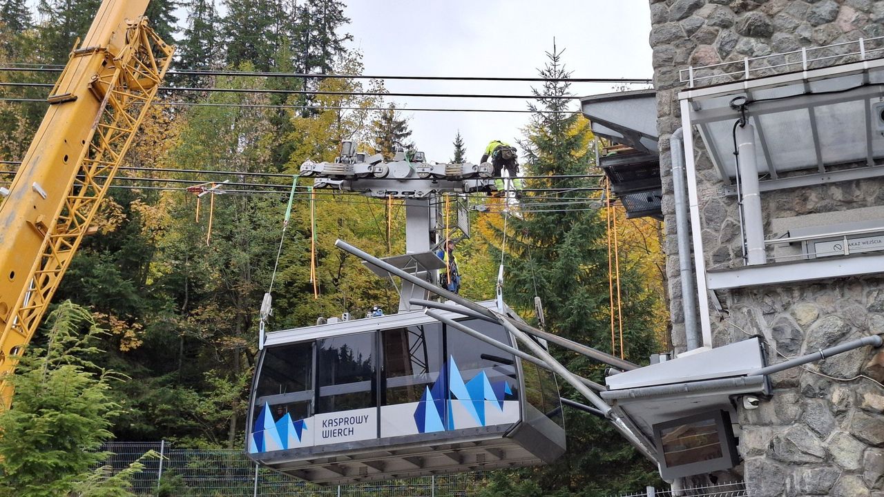 Zakopane: Przegląd kolei na Kasprowy Wierch. Wagoniki są ściągane