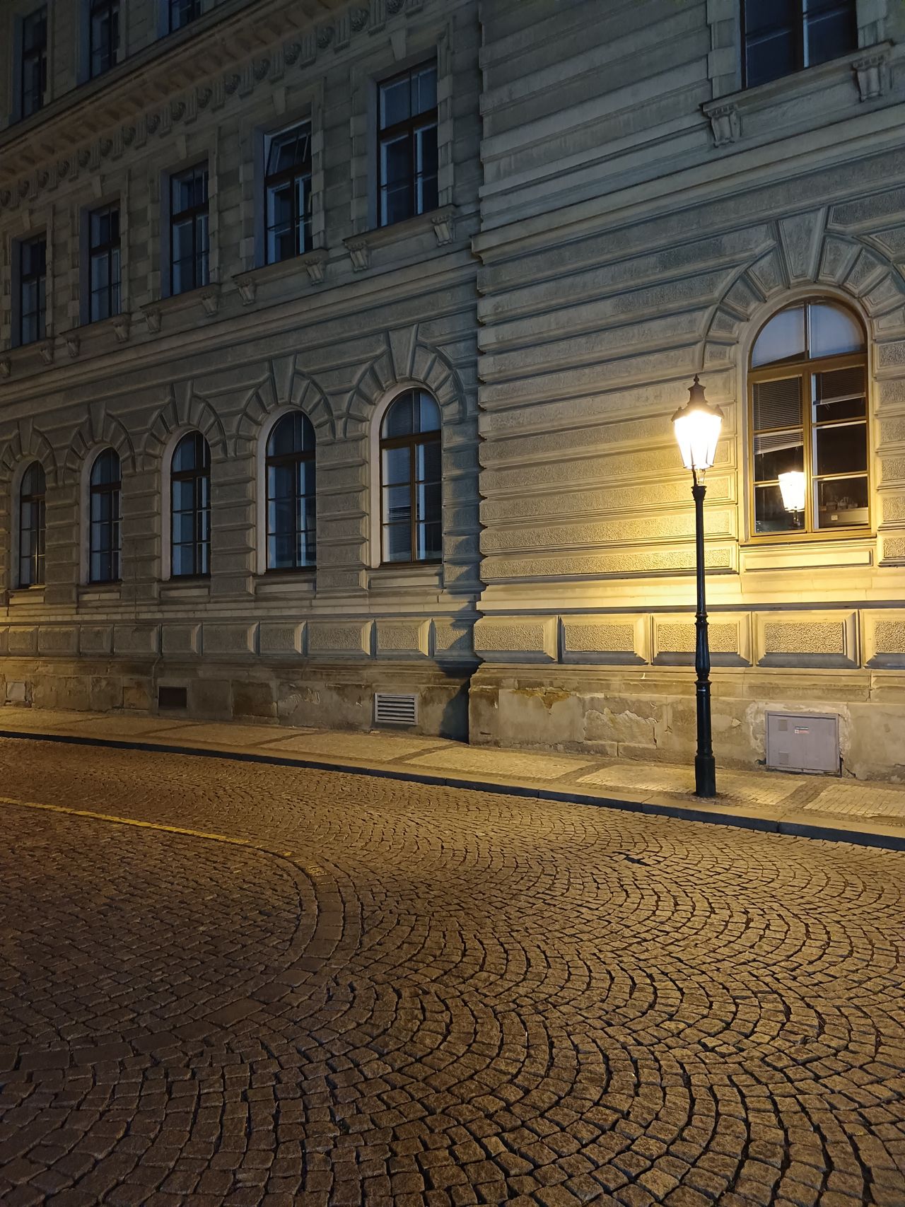Zdjęcie nocą i zdjęcie w trybie nocnym