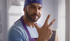 Bad boy w kuchni reklamuje ręczniki papierowe Velvet Turbo