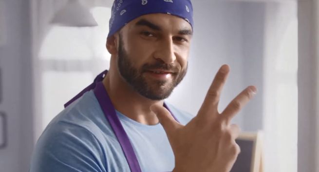 Bad boy w kuchni reklamuje ręczniki papierowe Velvet Turbo