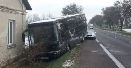 Autokar z dziećmi wpadł do rowu. Kierowca chciał uniknąć zderzenia